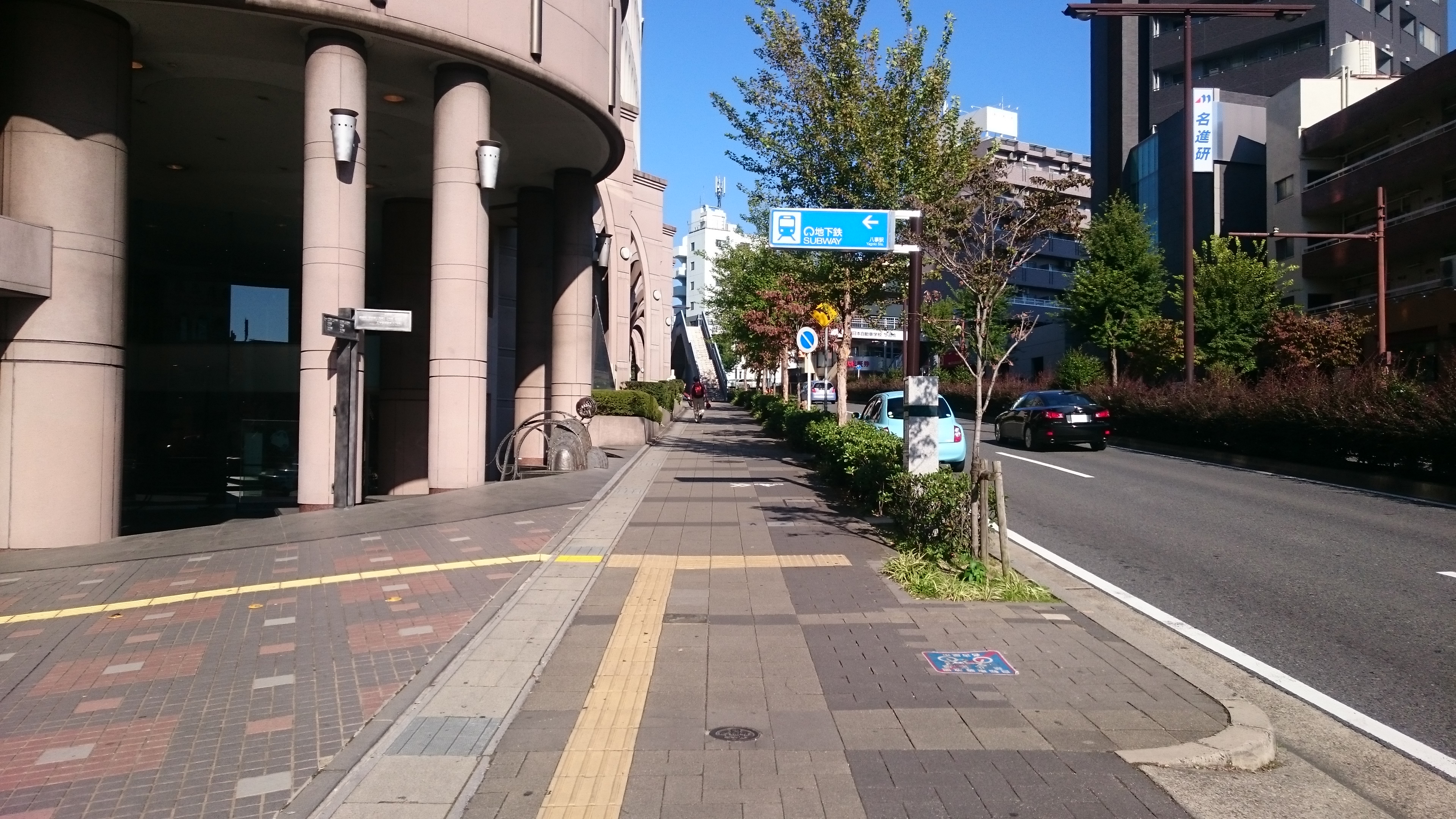 中京大学前の歩道。右端が自転車エリア