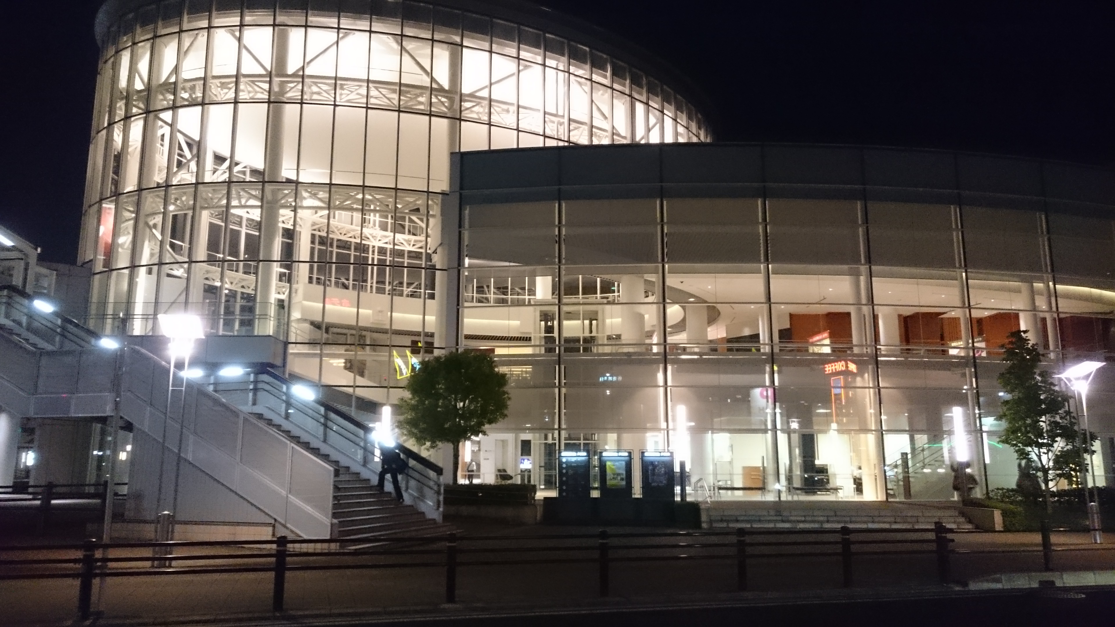 刈谷市総合文化センター アイリスの外観。ガラス張りで開放的です。